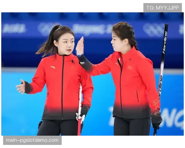 特写:手术后首次回归替补席,恩昆塞观看球队训练神情专注 特写:手术后首次回归替补席,恩昆塞观看球队训练神情专注