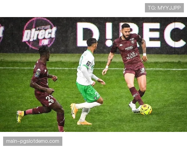 社区项目:多家法甲俱乐部联合发起“反球场暴力”宣传活动。 社区项目:多家法甲俱乐部联合发起“反球场暴力”宣传活动。