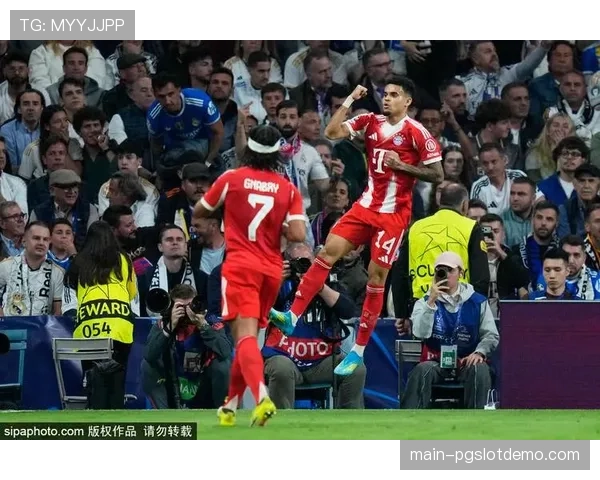 拜仁三脚传递打穿皇马防线，迪亚斯高速斜插破门